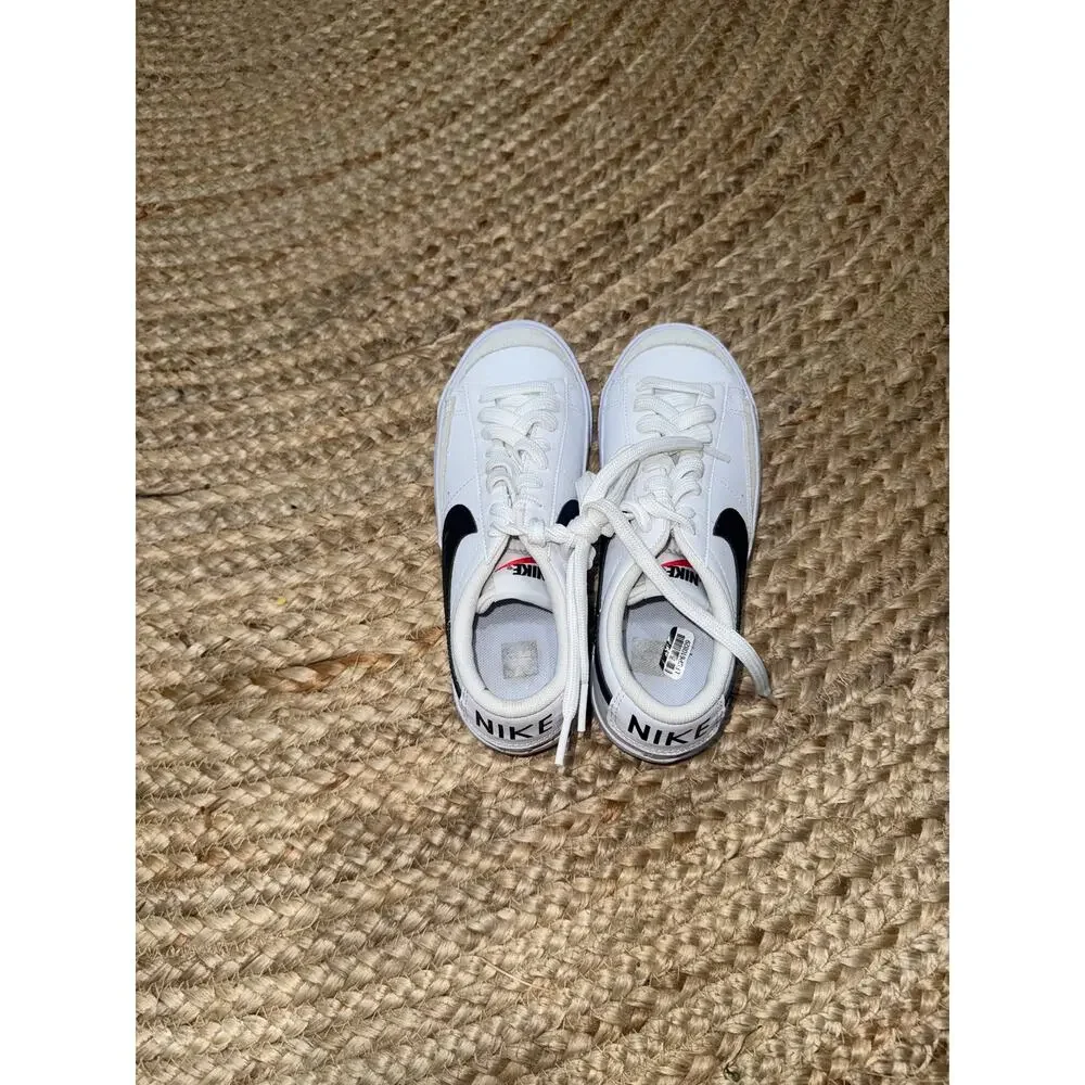 Nike Blazer Low '77 in white and black size youth 4 - Picture 6 of 7